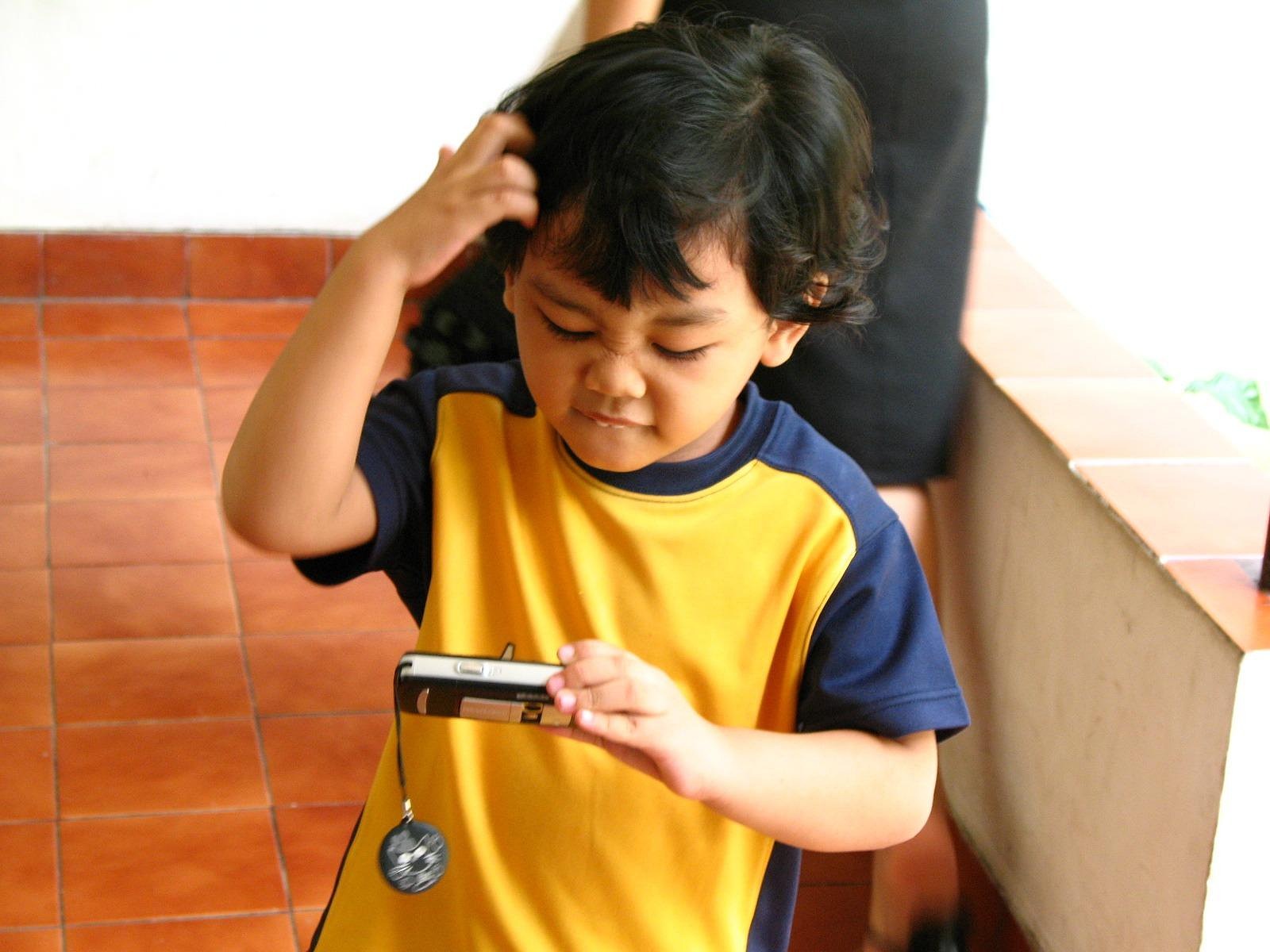child scratching head